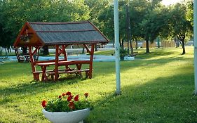 Szegedi Partfuerdo Kemping Es Apartman